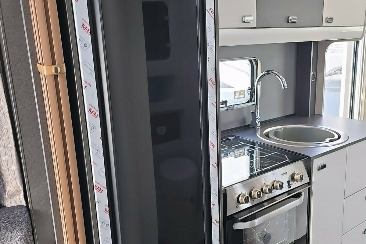 2025 VOYAGER 475  FRIDGE