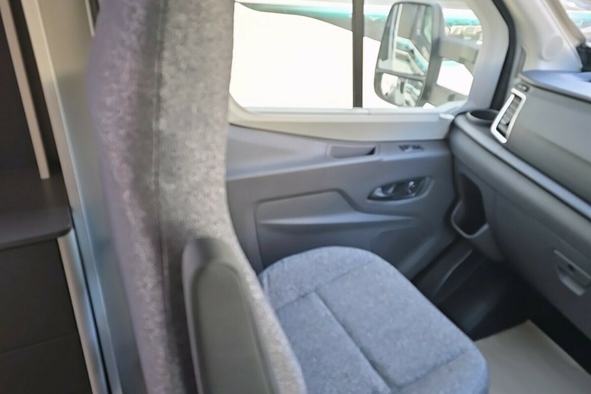 2025 VOYAGER 494 PILOT SEAT