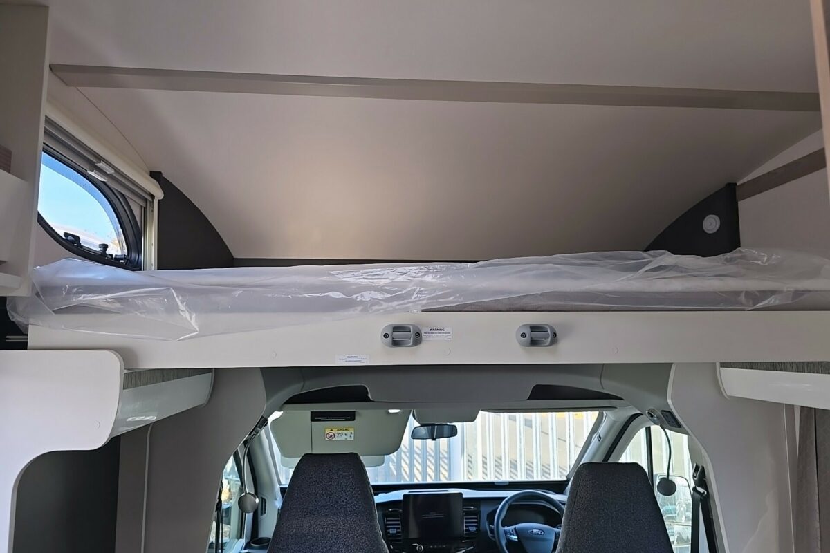 2025 VOYAGER 494 OVER HEAD BED