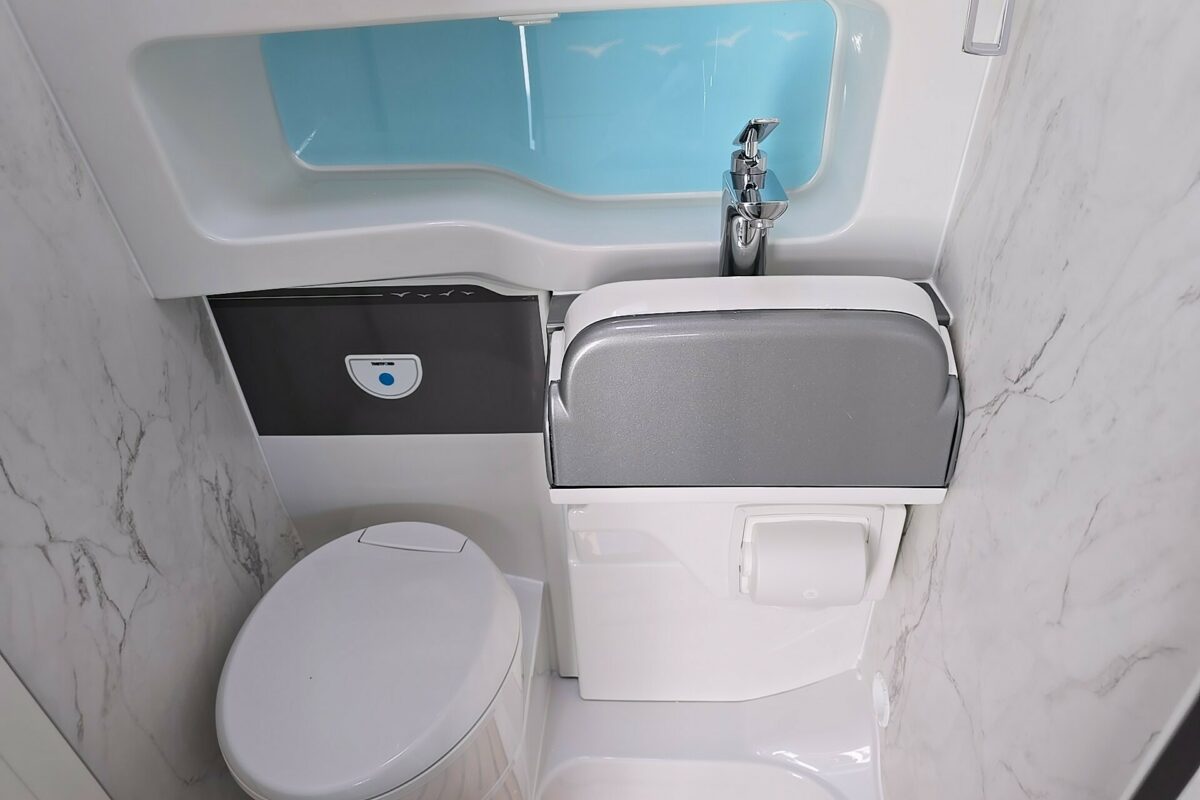 2025 VOYAGER 494 WASHROOM