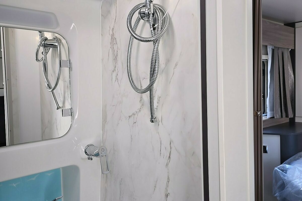 2025 VOYAGER 494 SHOWER