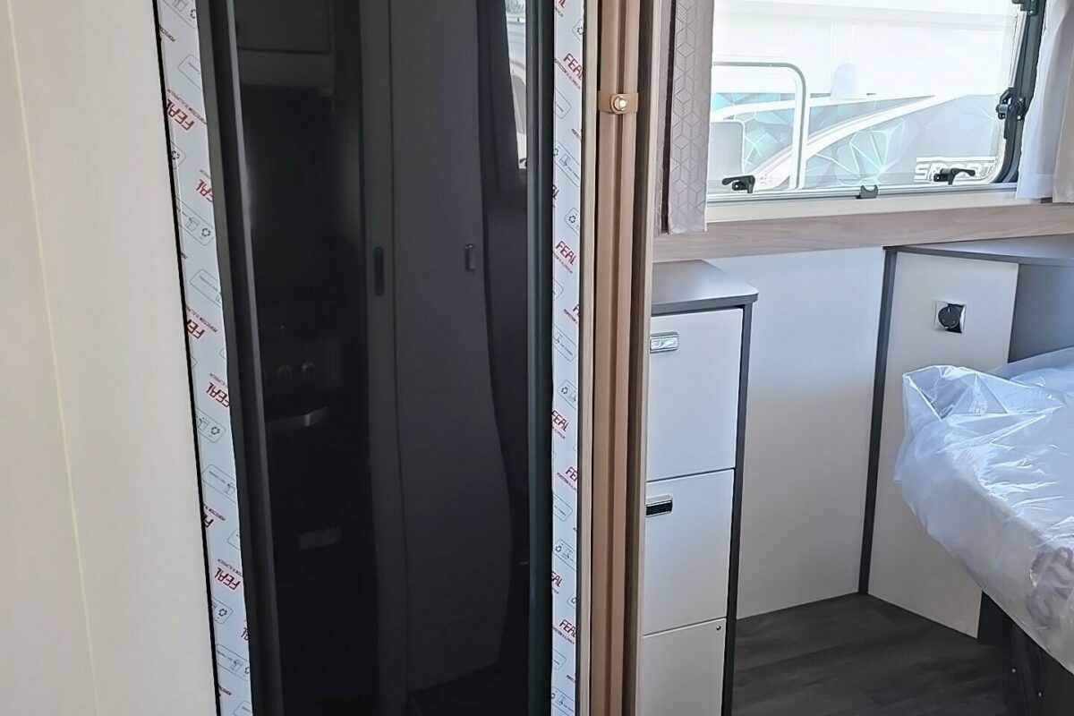 2025 VOYAGER 494 FRIDGE