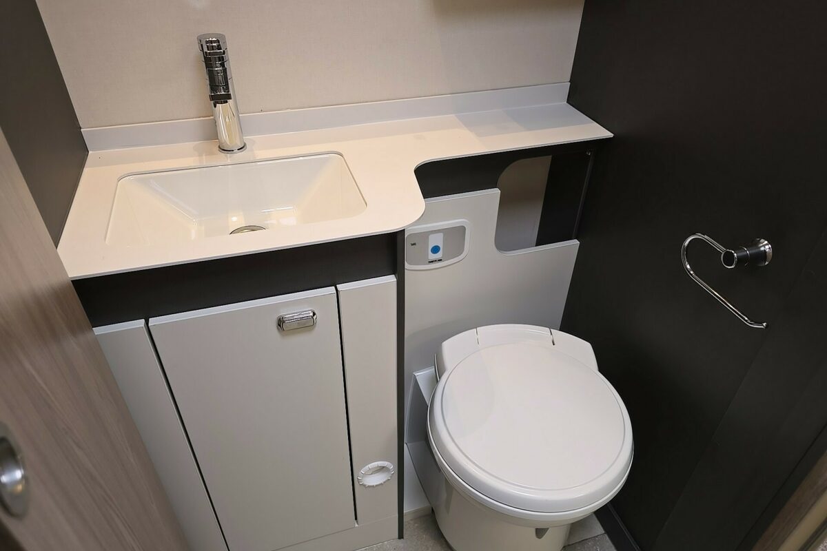 2025 SWIFT VOYAGER 594 WASHROOM