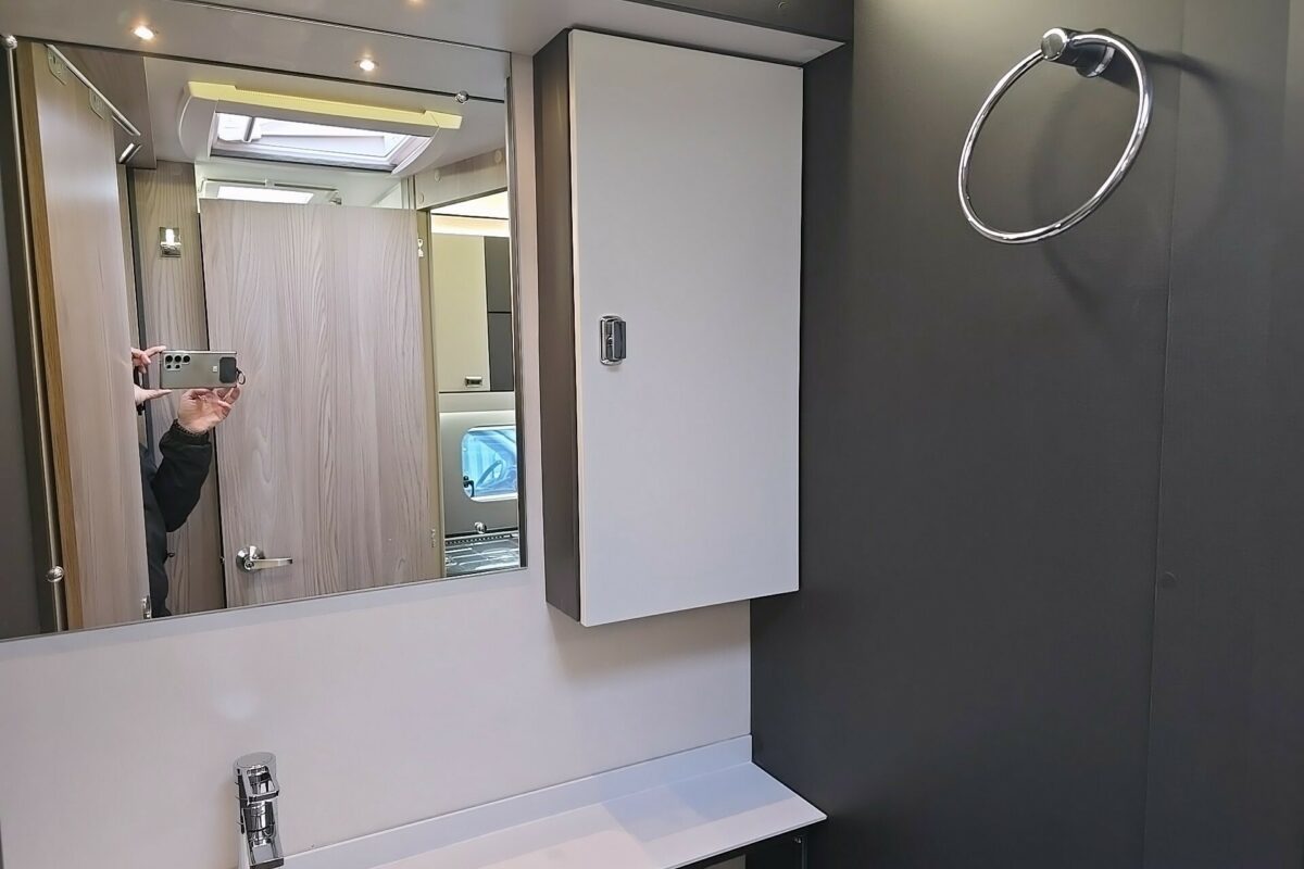 2025 SWIFT VOYAGER 594 WASHROOM