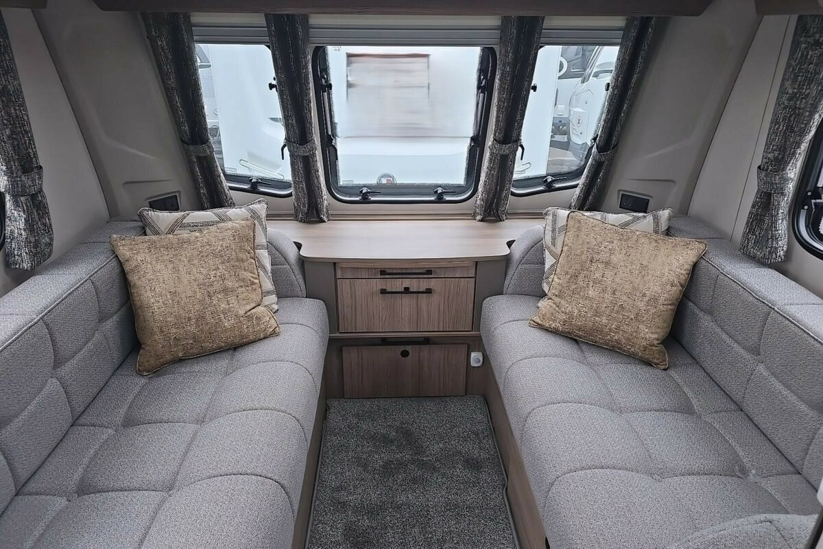 2025 COACHMAN ACADIA 545 SEATING