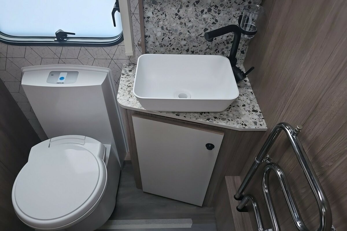 2025 COACHMAN ACADIA 545 WASHROOM