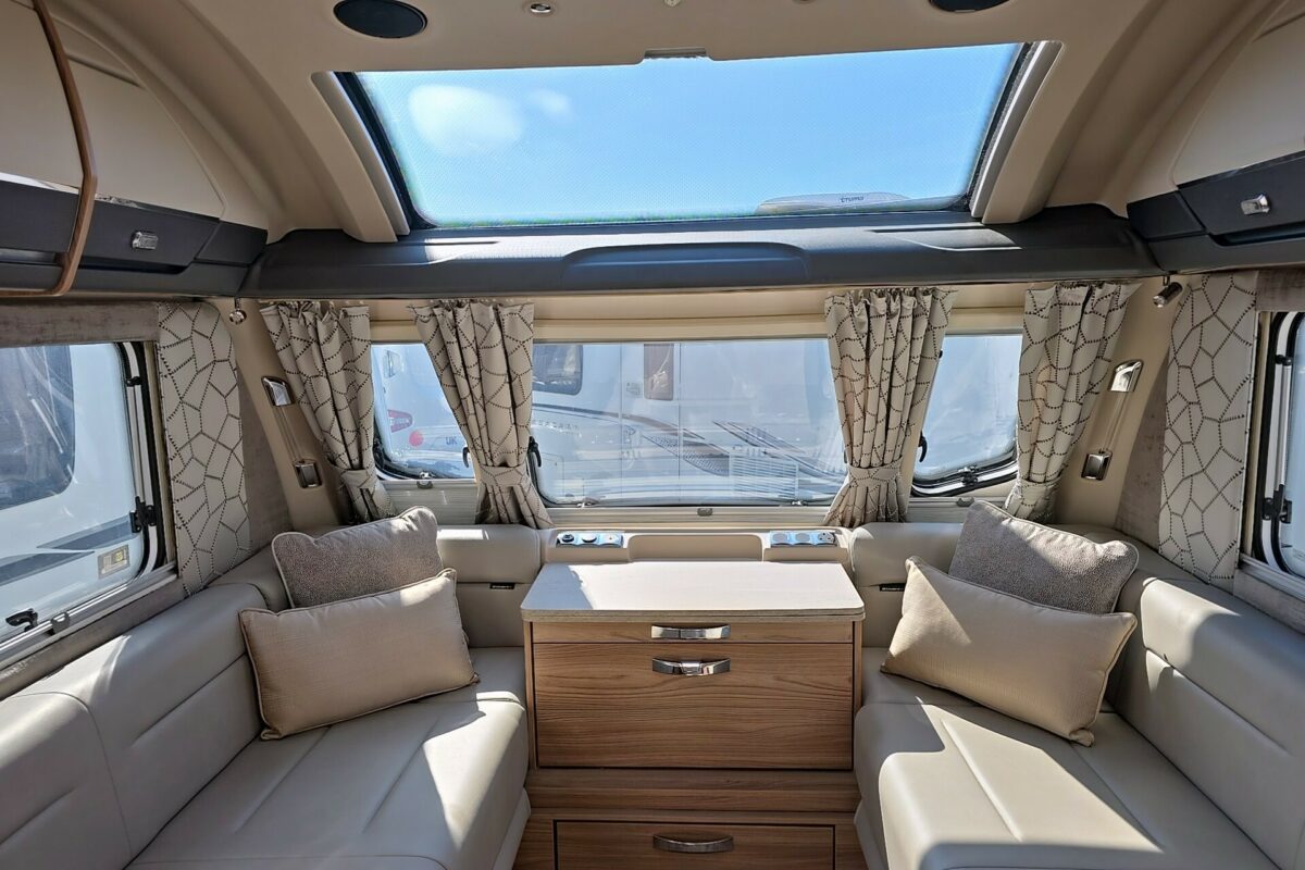 2022 SWIFT ELEGANCE 845 LOUNGE