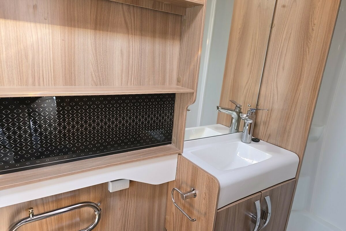 2022 SWIFT ELEGANCE 845 WASHROOM