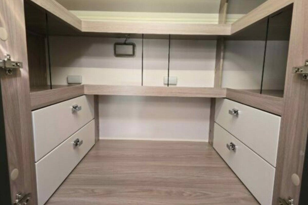 2025 SWIFT ESCAPE 640 WARDROBE