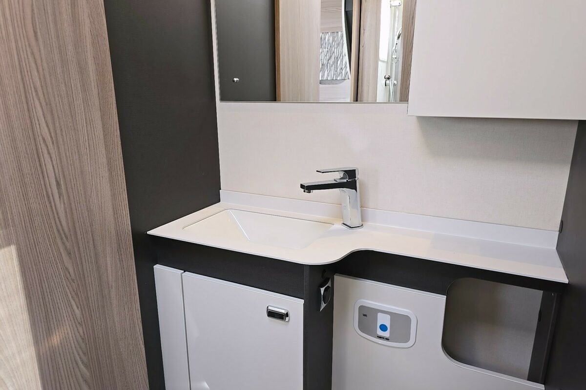 2025 SWIFT ESCAPE 684 WASHROOM