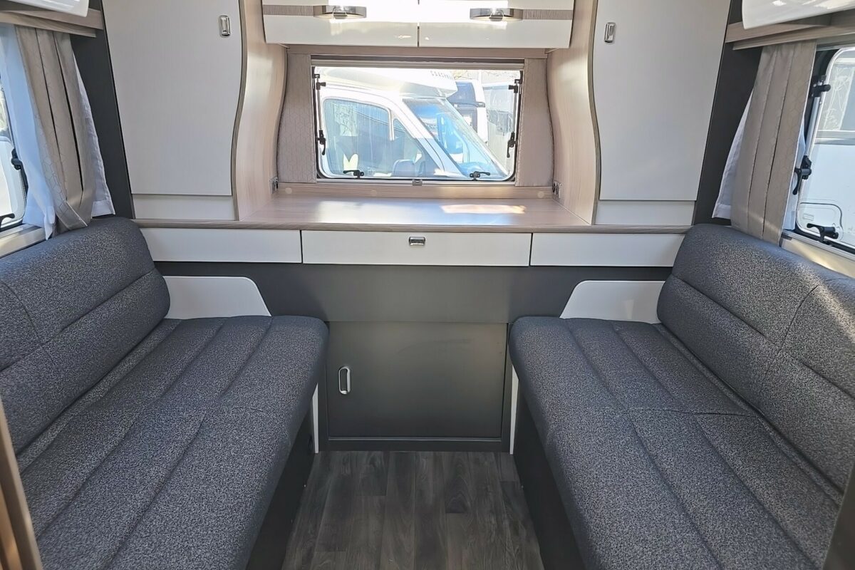 REAR LOUNGE