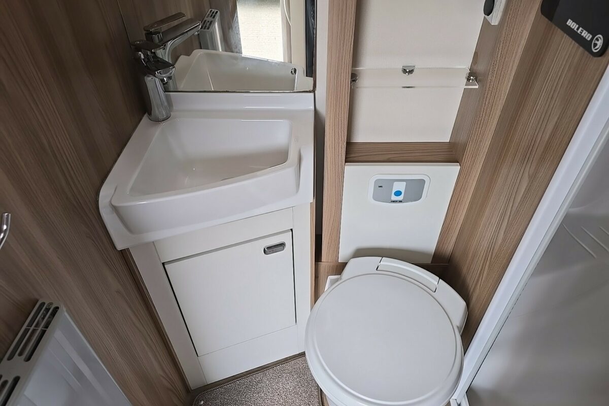 2016 SWIFT BOLERO 744 BATHROOM