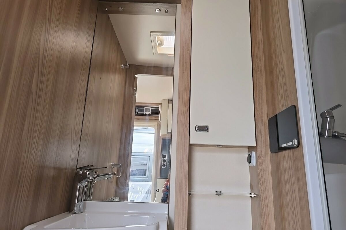 2016 SWIFT BOLERO 744 BATHROOM