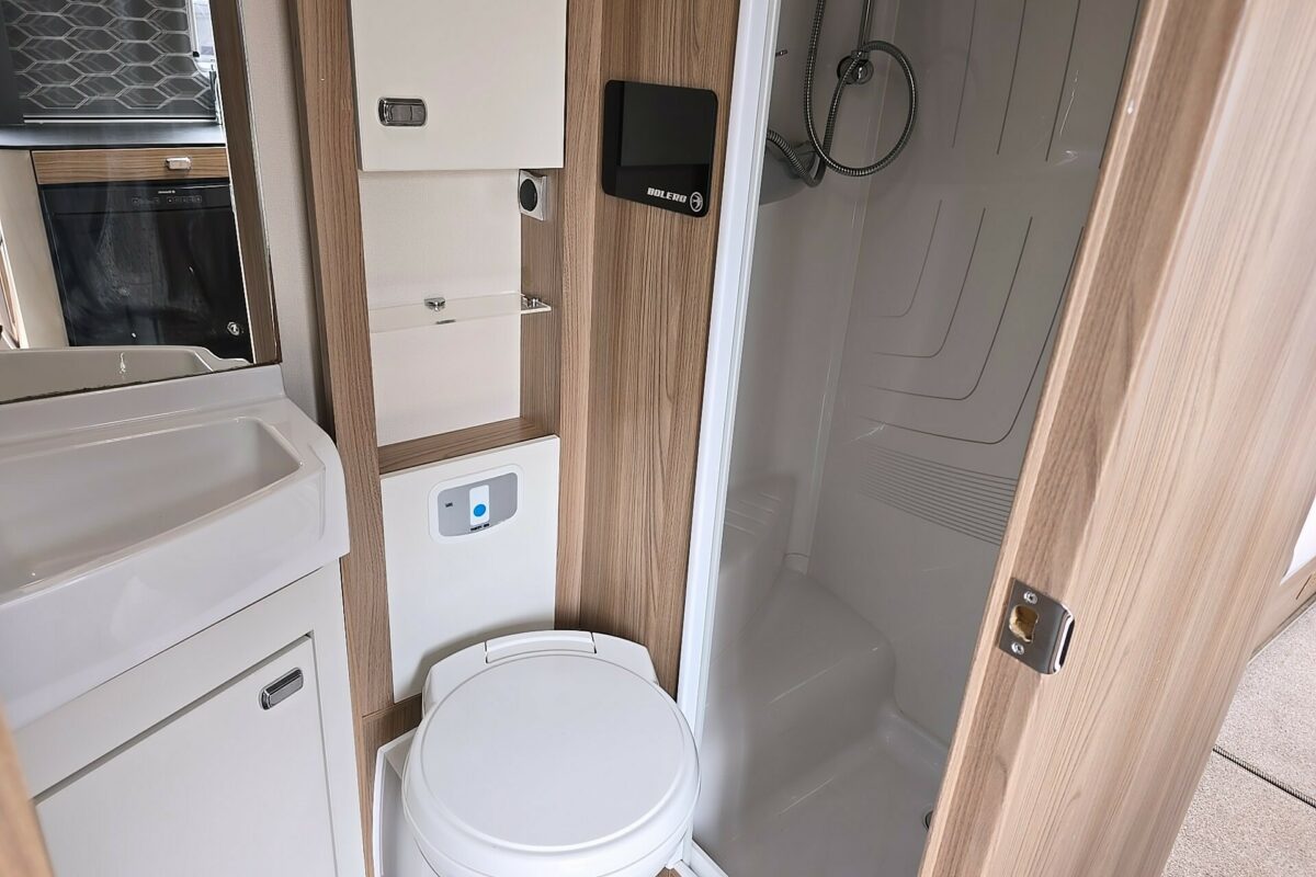 2016 SWIFT BOLERO 744 BATHROOM
