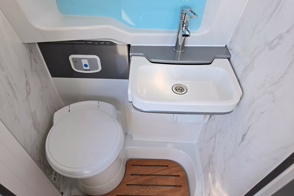 2025 SWIFT CARRERA 132 BATHROOM