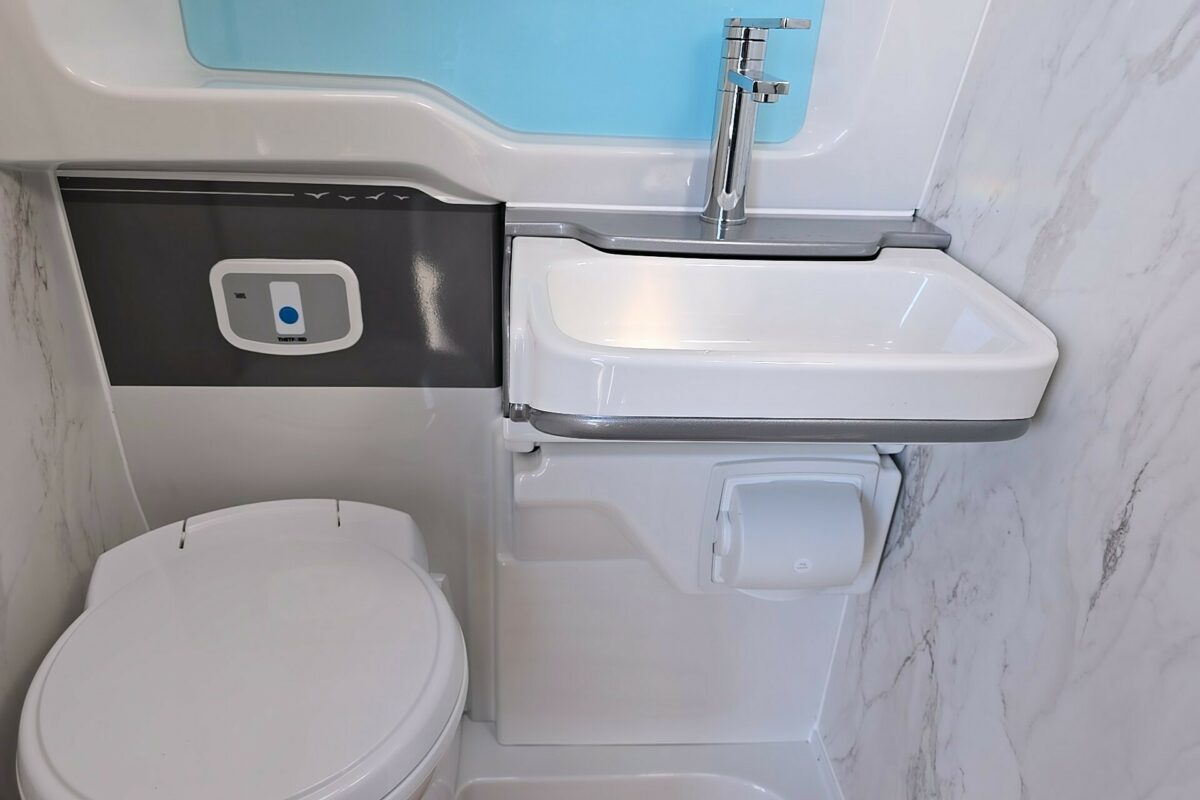 2025 SWIFT CARRERA 132 BATHROOM