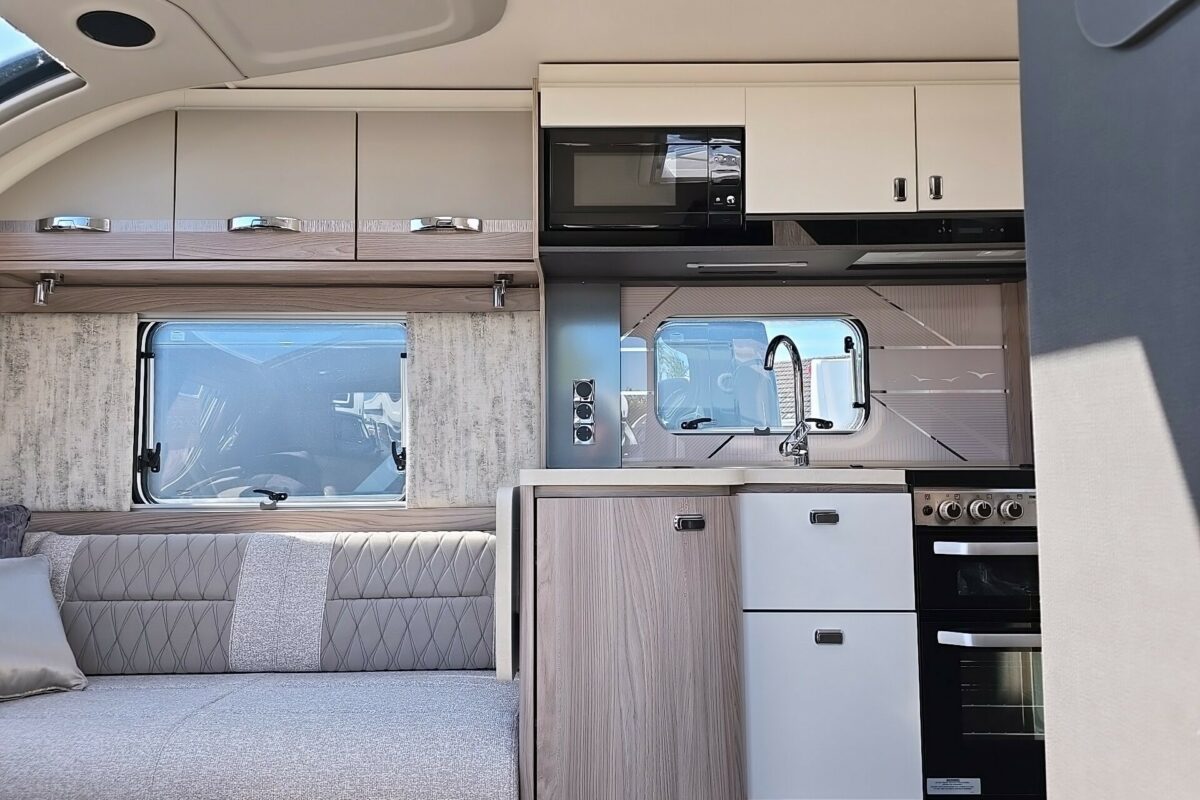 2025 SWIFT CHALLENGER EXCLUSIVE 560 ENTRANCE