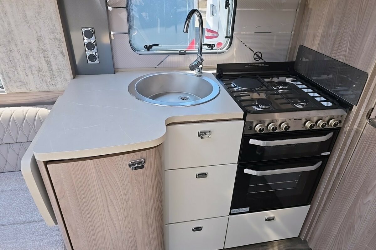 2025 SWIFT CHALLENGER EXCLUSIVE 560 KITCHEN