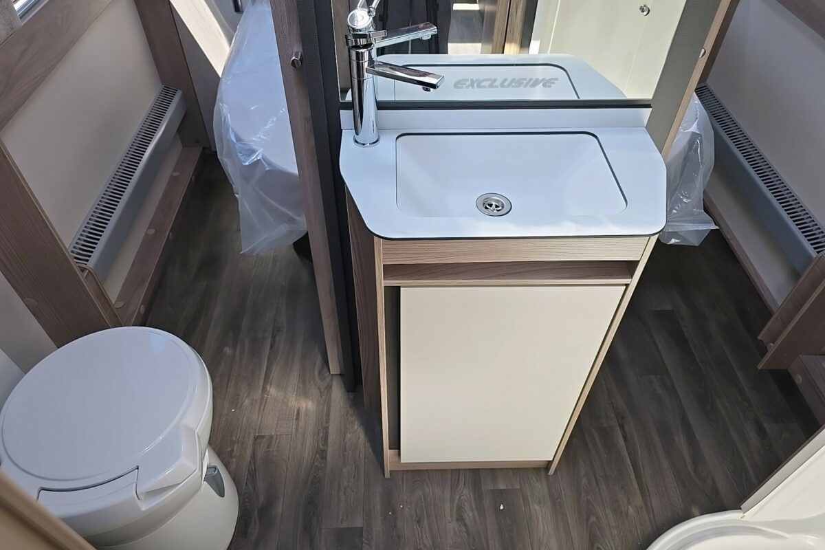 2025 SWIFT CHALLENGER EXCLUSIVE 560 BATHROOM
