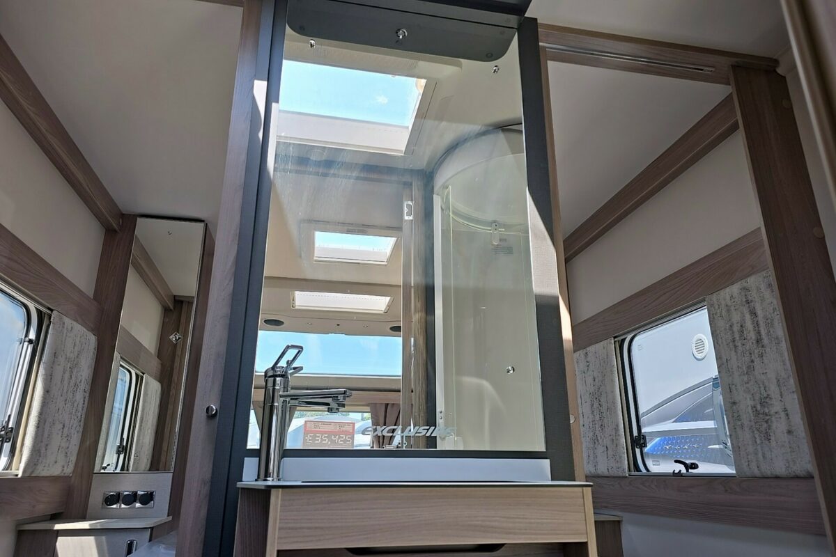 2025 SWIFT CHALLENGER EXCLUSIVE 560 BATHROOM