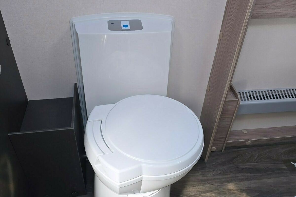 2025 SWIFT CHALLENGER EXCLUSIVE 560 BATHROOM