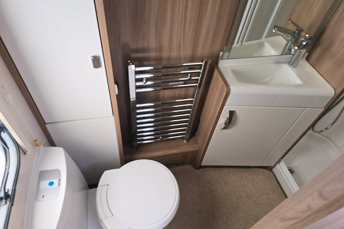 2016 BESSACARR CAMEO 580 WASHROOM
