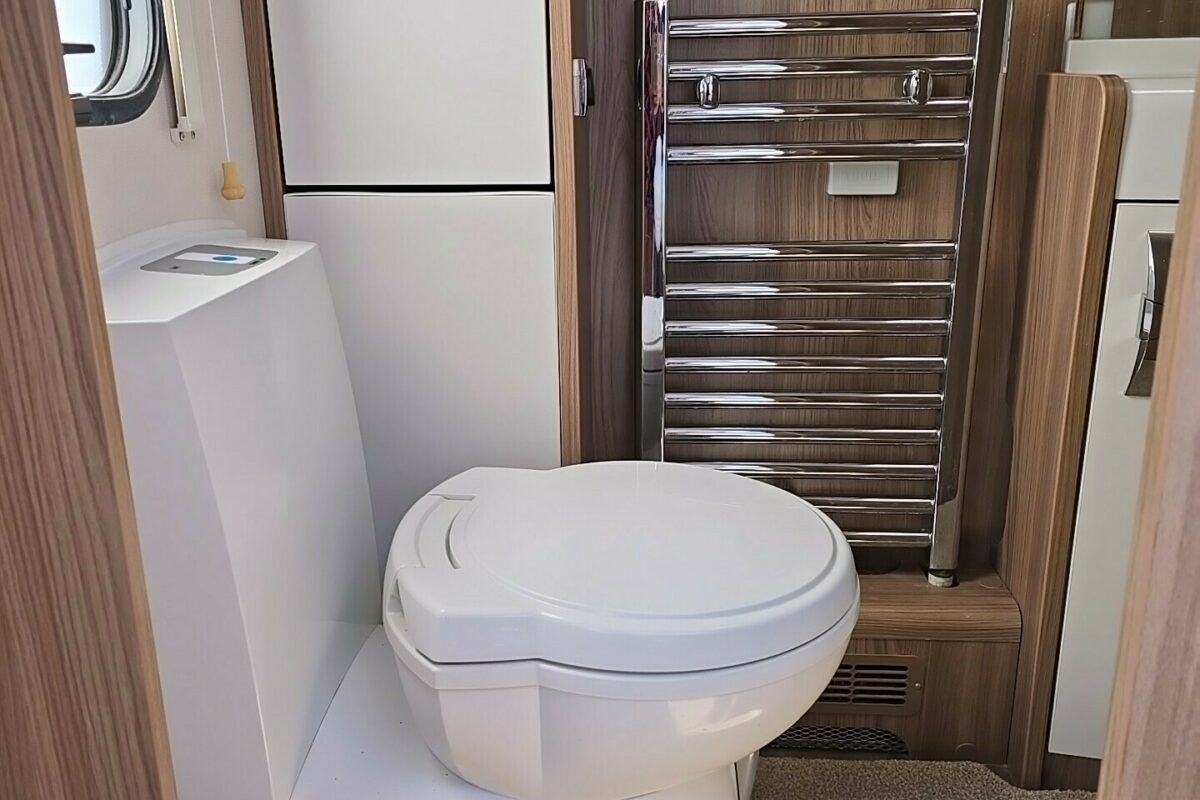 2016 BESSACARR CAMEO 580 WASHROOM