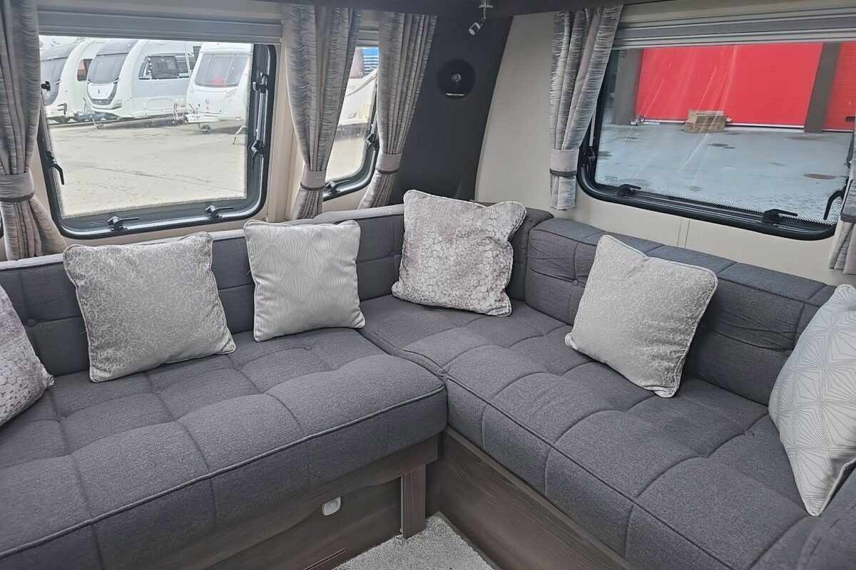 2022 COACHMAN LUSSO II SEATING