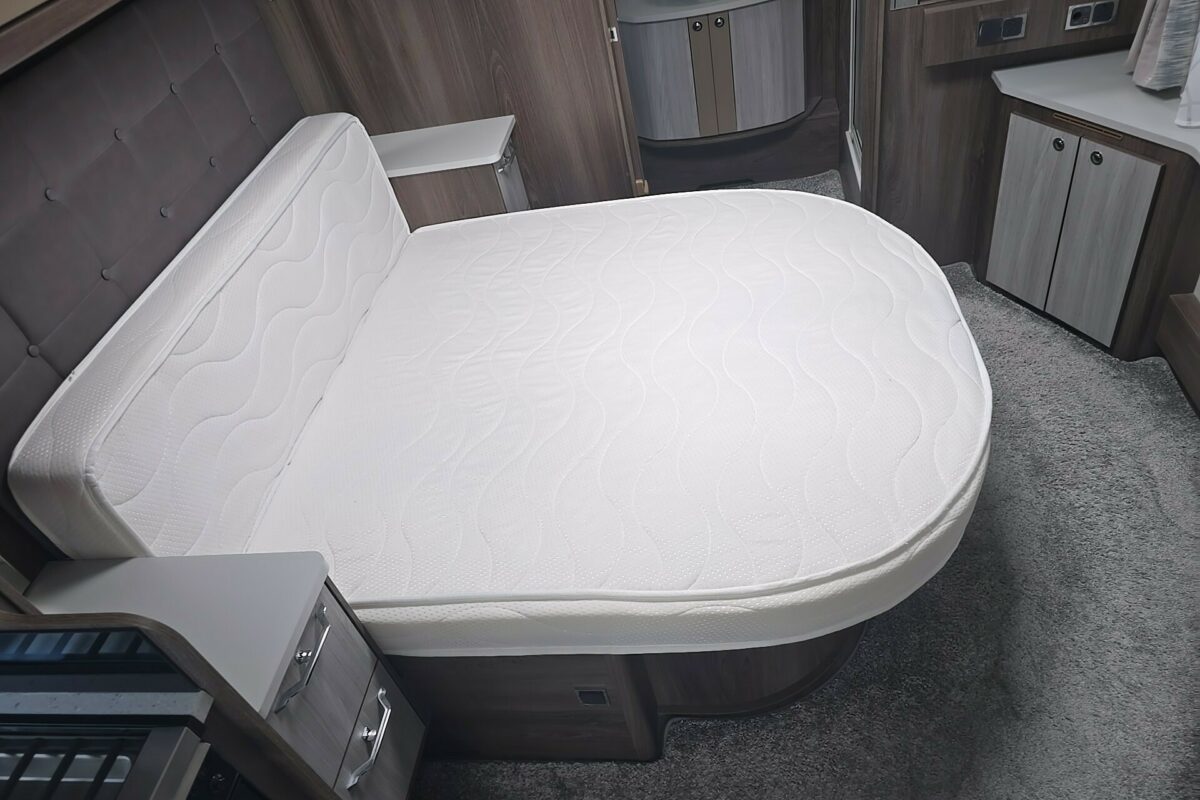 2022 COACHMAN LUSSO II BED