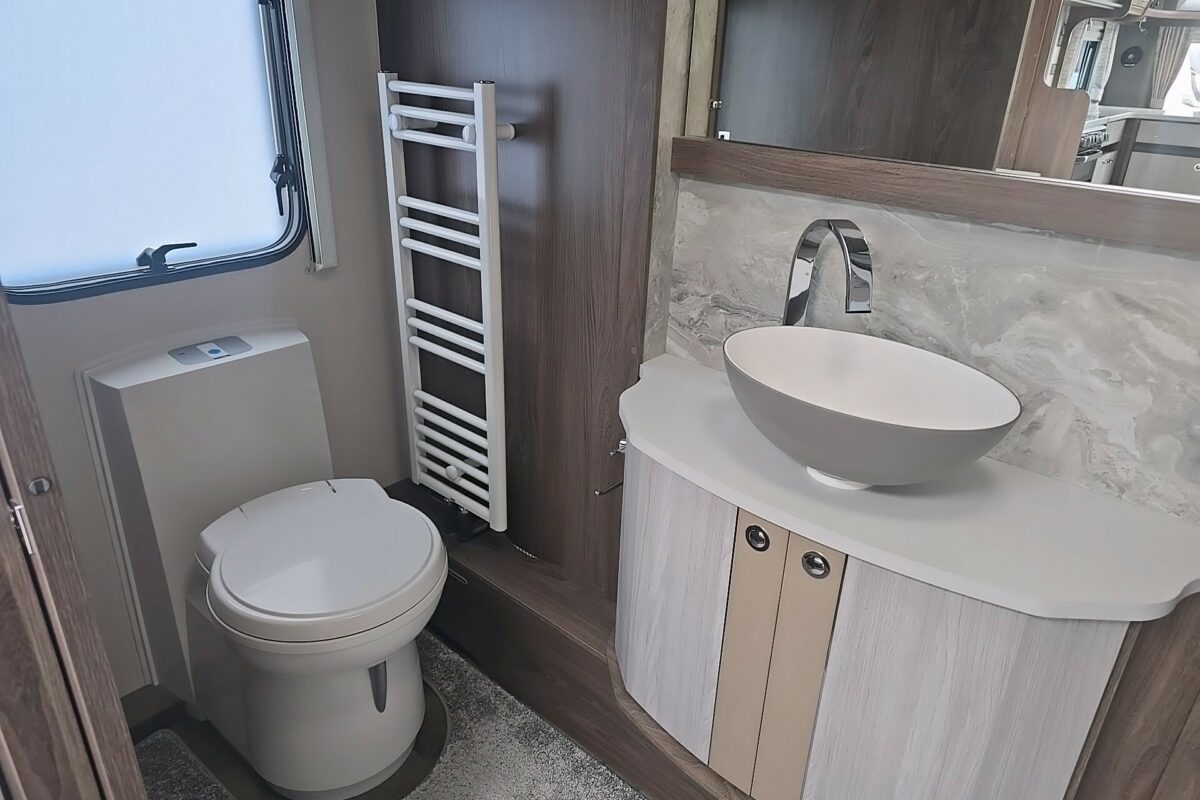 2022 COACHMAN LUSSO II BATHROOM
