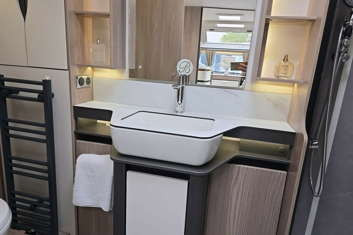 2025 BESSACARR 780 WASHROOM