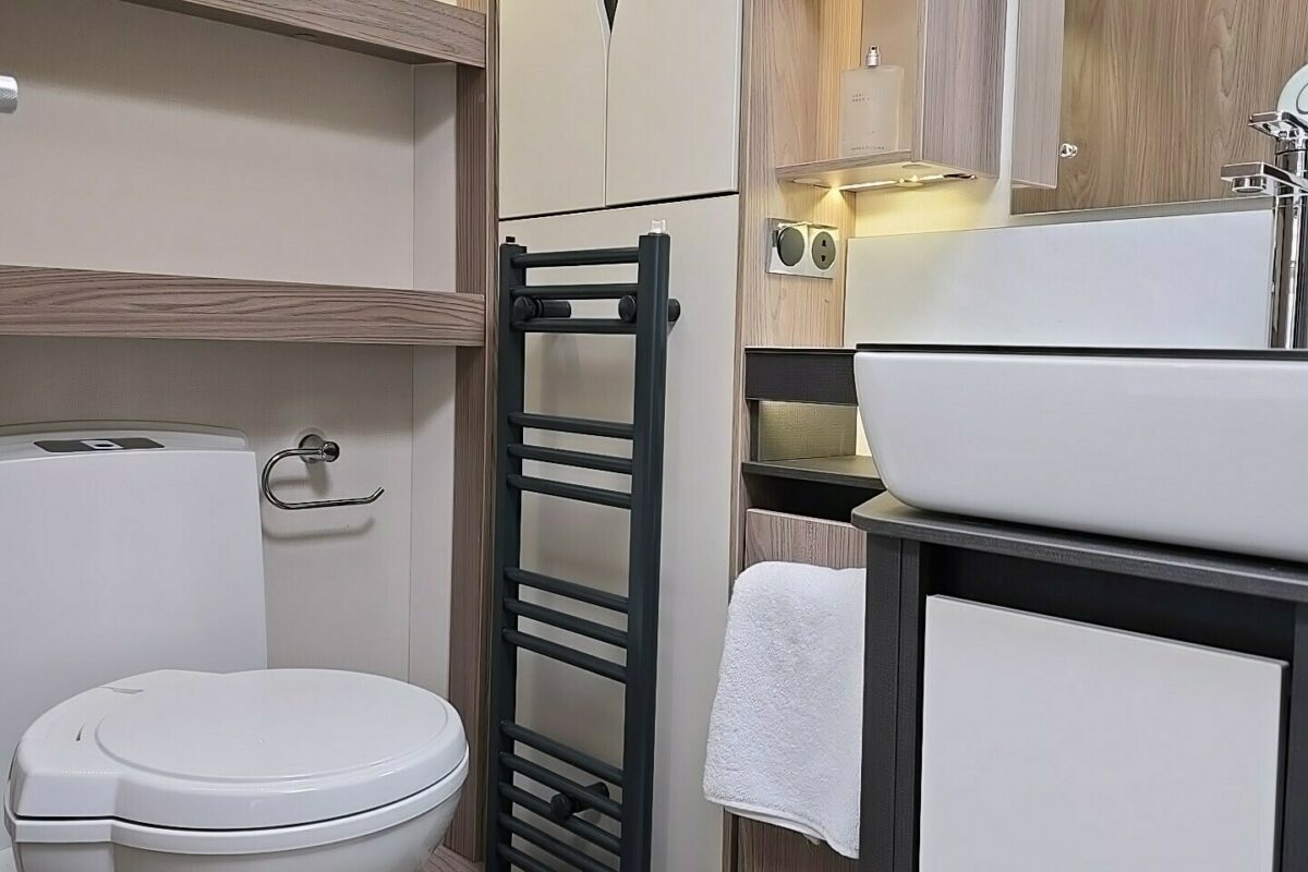 2025 BESSACARR 780 WASHROOM