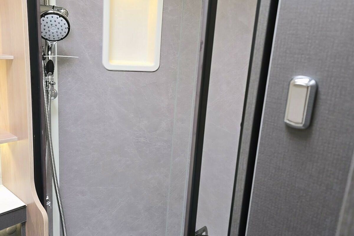 2025 BESSACARR 780 SHOWER