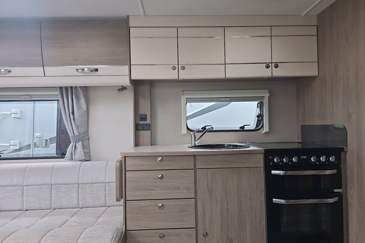 2018 COMPASS CASITA 860 ENTRANCE