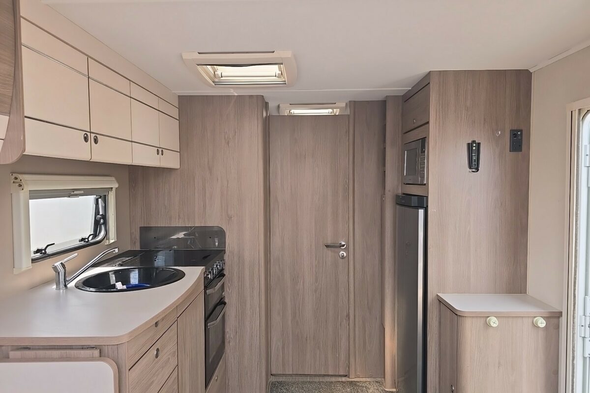 2018 COMPASS CASITA 860 FRONT TO REAR VIEW