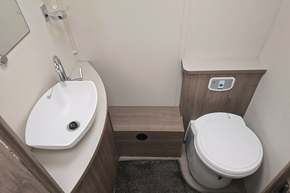 2018 COMPASS CASITA 860 BATHROOM
