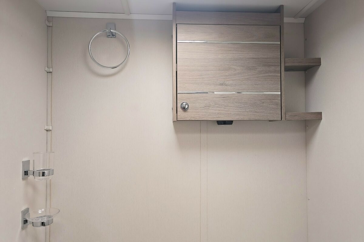 2018 COMPASS CASITA 860 BATHROOM