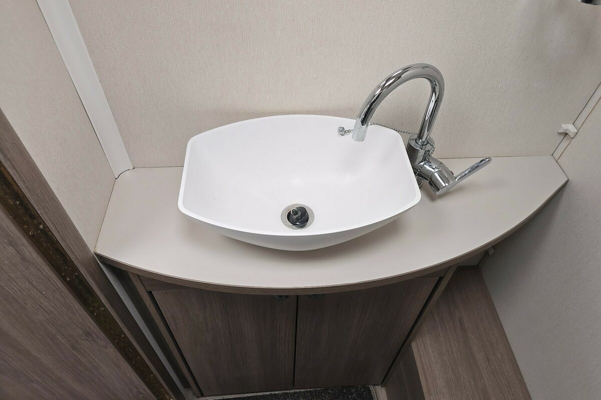 2018 COMPASS CASITA 860 BATHROOM