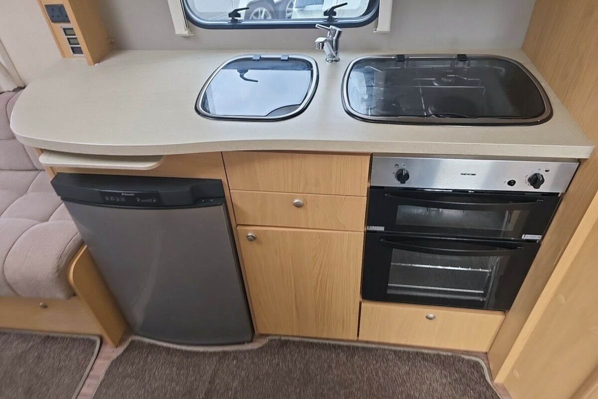 2014 COMPASS OMEGA 482 KITCHEN