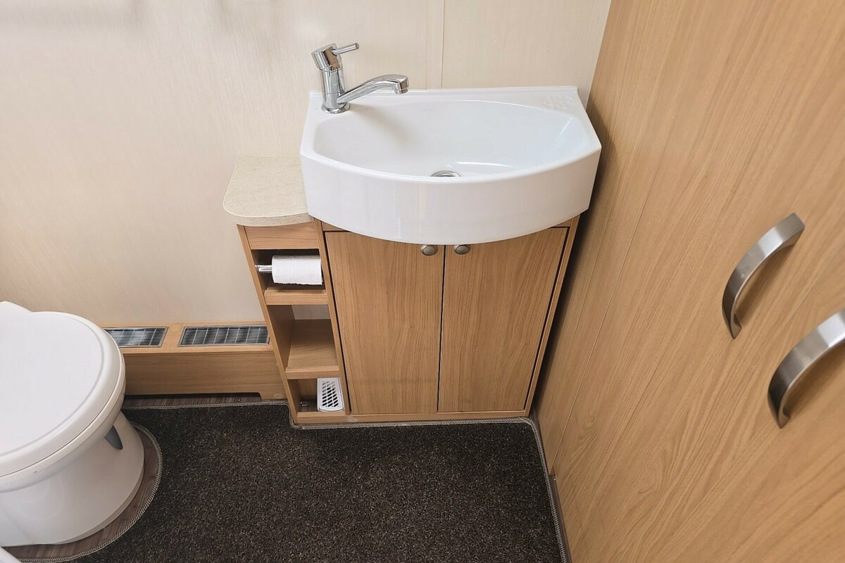 2014 COMPASS OMEGA 482 WASHROOM