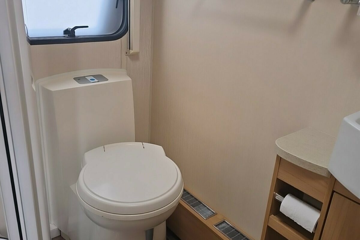 2014 COMPASS OMEGA 482 TOILET