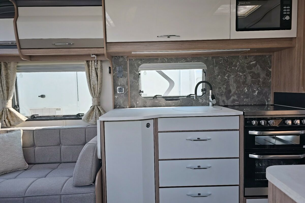 COACHMAN VIP 675 ENTRANCE