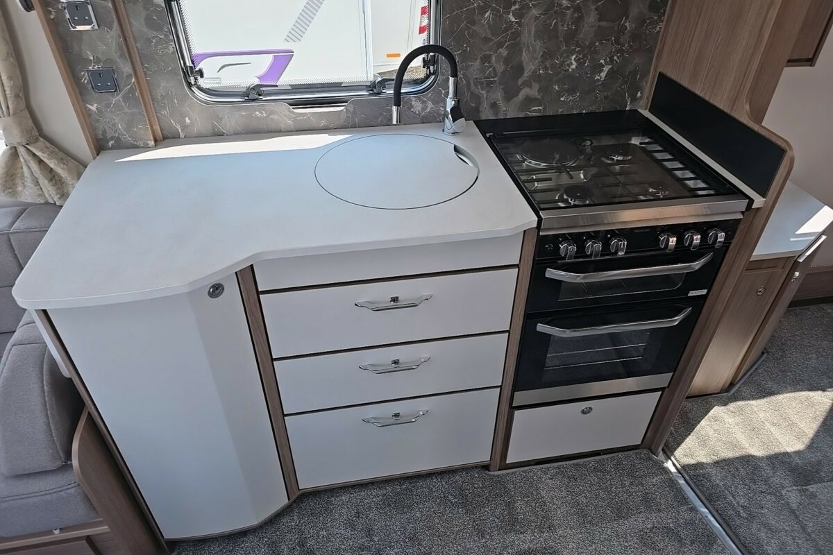 COACHMAN VIP 675 KITCHEN