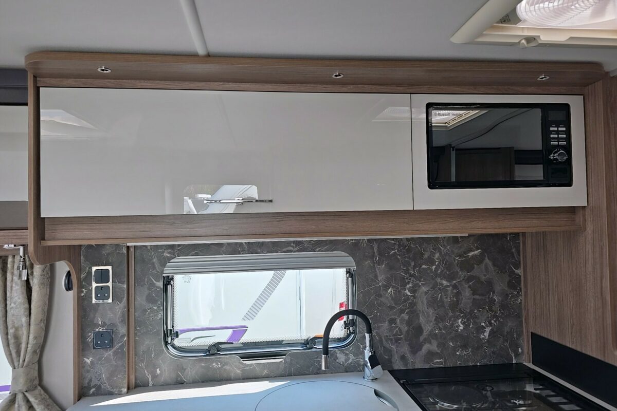 COACHMAN VIP 675 KITCHEN