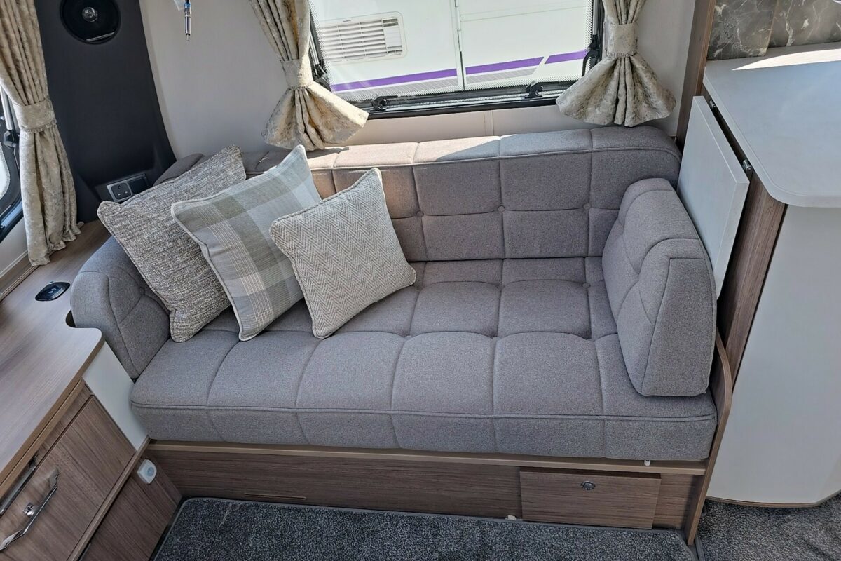 COACHMAN VIP 675 SEAT