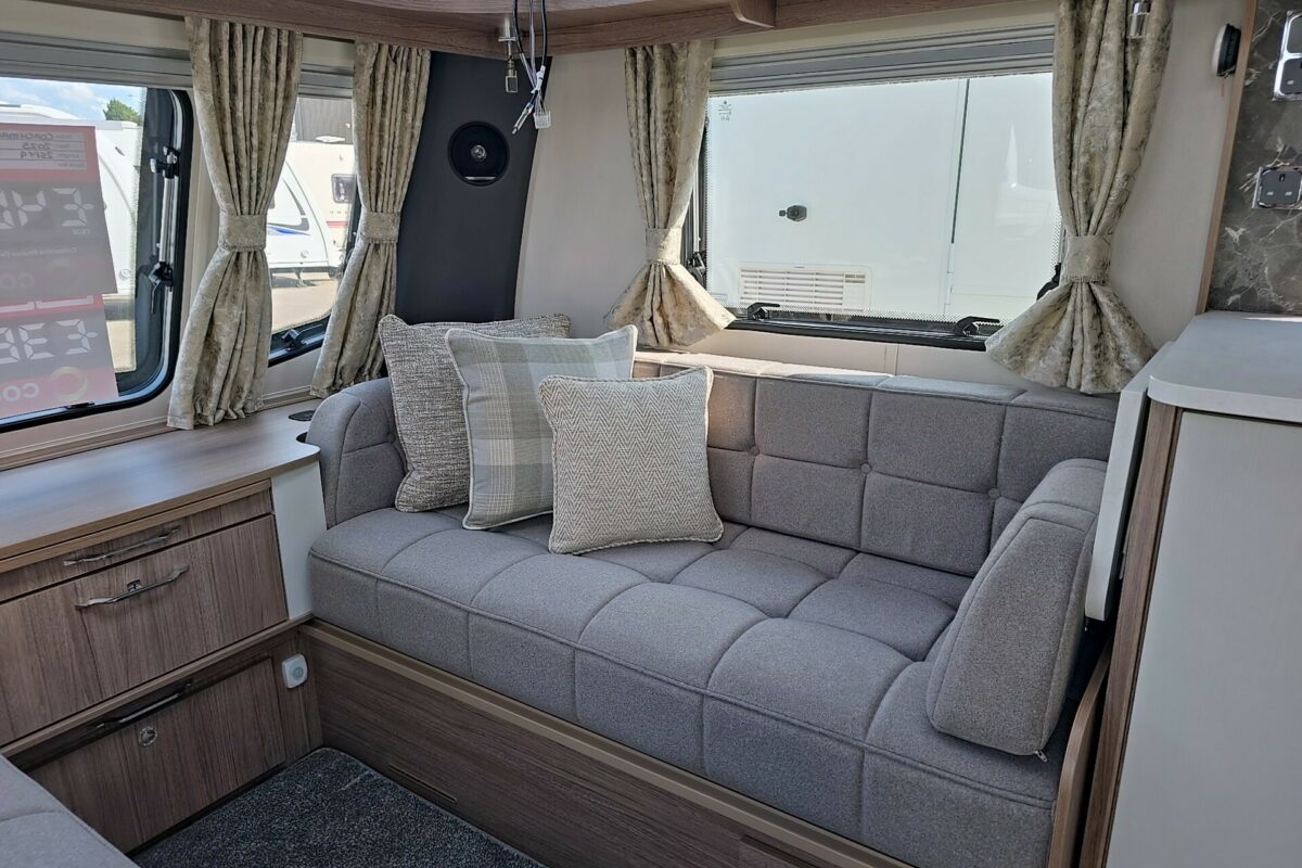 COACHMAN VIP 675 SEAT
