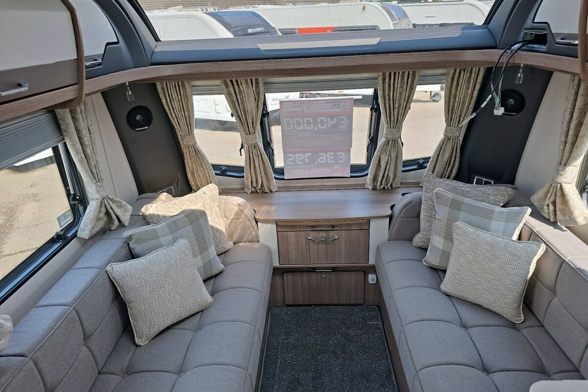 COACHMAN VIP 675 SEATING