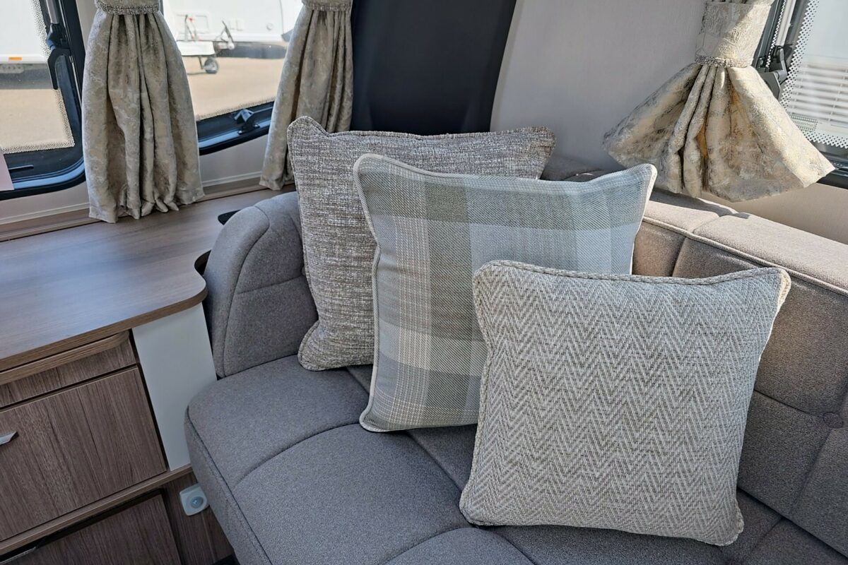 COACHMAN VIP 675 CUSHIONS