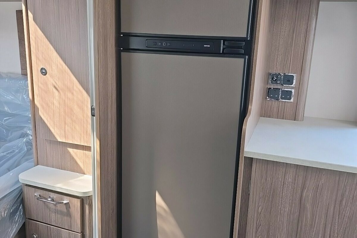 COACHMAN VIP 675 FRIDGE