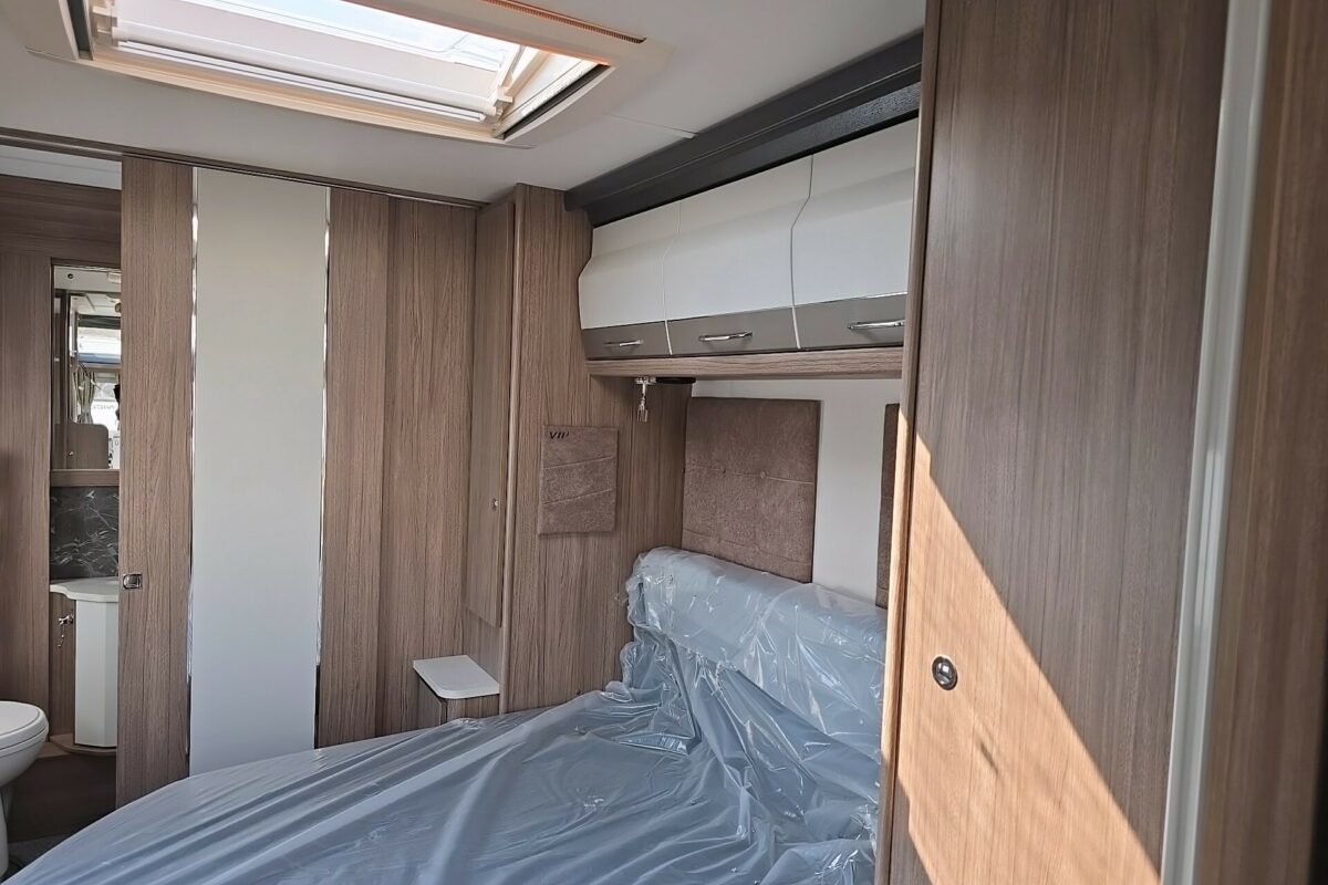 COACHMAN VIP 675 BEDROOM